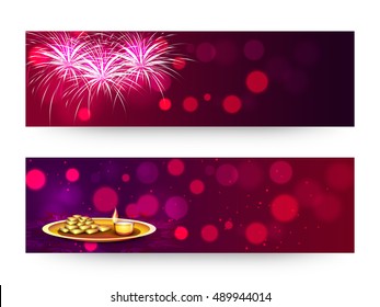 Elegante brillo, cabecera de sitio web o juego de banners con fuegos artificiales, dulces y lámpara iluminada para feliz celebración del Diwali.
