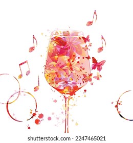 Elegante copa de vino con flores. Vino de aroma floral en goblet con notas musicales. Vajilla colorida con bebida alcohólica para celebraciones y ocasiones especiales. Eventos de desustación.