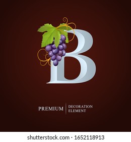 Logo Elegante. Letra monograma B. La letra mayúscula real está rodeada de uvas, hojas y curlos. Diseño o identidad de emblema caligráfico para vino, menú, restaurante, etiqueta, tarjeta de visita, café, realeza.