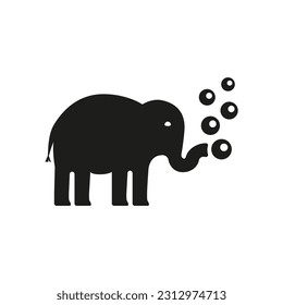 Un elefante sopla jabón desde su maletero.