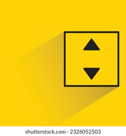 símbolo del ascensor con sombra sobre fondo amarillo