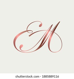 logotipo de monograma EM.Icono de firma caligráfica abstracta.Signo de letra e y letra m.Lettering aislado en fondo claro.Iniciales alfabéticas.Formas de caracteres de boda en mayúsculas y rosas metálicas.