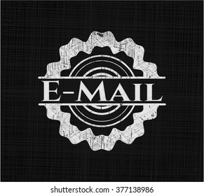 Emblema de tiza de correo electrónico, estilo retro, tiza o textura de pizarra