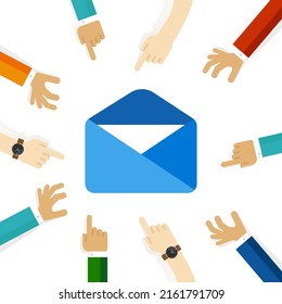 Envase de correo electrónico envío de mensajes digitales en línea icono de boletín apuntando con la mano el equipo se concentra en los debates de concepto 