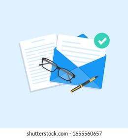 
E-Mail und Nachrichten, Briefumschlag mit einem Buchstaben innen, Kugelschreiber und Brille.
Moderne flache Illustration für Apps und Websites. Vektorillustration, Abbildung 10 eps