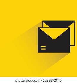 correo electrónico con sombra sobre fondo amarillo