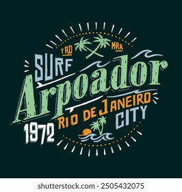 Emblem-Illustration mit Elementen des Surfens und Arpoador, Rio de Janeiro, Brasilien.