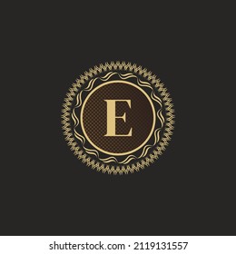 Emblem Letter E Gold Monogram Design. Luxury Volumetric Logo Template. 3D Line Ornament für Business-Zeichen, Badge, Crest, Label, Boutique-Marke, Hotel, Restaurant, Heraldic. Vektorgrafik