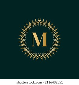 Emblem Letter M Weaving Circle Monogram Graceful Template. Einfaches Logo-Design für Luxus-Crest, Royalty, Business Card, Boutique, Hotel, Heraldic. Kalligrafische Vintage-Grenze. Vektorgrafik