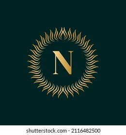 Letra Emblem N Tejiendo Plantilla Graceful Monograma. Diseño con logotipo sencillo para crema de lujo, regalía, tarjeta de visita, boutique, Hotel, Heraldic. Borde de cosecha caligráfica. Illusración vectorial