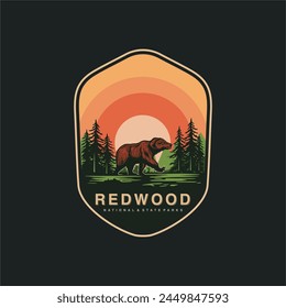 Emblem Aufkleber Patch Logo Illustration von Redwood National Park auf dunklem Hintergrund, Forest Vektorgrafik Abzeichen