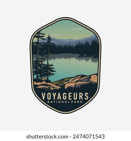 Ilustración del logotipo del parche de la etiqueta engomada del emblema del Parque Nacional de los Voyageurs sobre fondo oscuro, insignia del Vector del lago y de la canoa