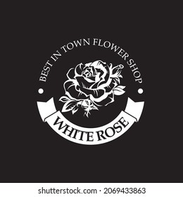 Emblem mit weißer Rose für Blumenladen einzeln auf schwarzem Hintergrund