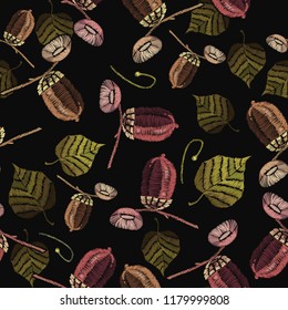 Bordado de bellotas sin patrón. Clásica bosque de otoño bordado, bellotas viejas y hojas de otoño. Plantilla para la ropa, diseño textil de la camiseta  
