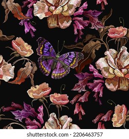 Bordados. Mariposas, rosas rosadas otoñales, hierbas de prados y flores de jacinto coloridas. Moda sin fisuras. Plantilla para el diseño de ropa, tapicería. Arte de jardín