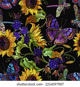 Mariposas y libélulas de bordado, girasoles amarillos y bayas de pradera azul sin fisuras. Plantilla floral de verano de moda para ropa, tapicería, diseño de camisetas