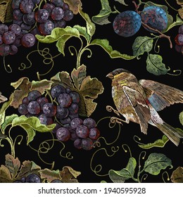 Grupo de bordados de uvas, ciruelas y aves sin soldadura. Arte de cosecha otoñal. Plantilla de ropa de moda, diseño de camisetas, impresión, estilo renacentista