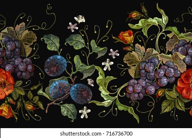 Conjunto de bordados de uvas, ameixas e peônias padrão sem costura. Clássico bordado uvas, ameixas e flores de rosas vermelhas silvestres padrão sem enxeamentos, modelo de roupas da moda, design de t-shirt