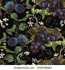 Grupo de bordados de uvas y ciruelas sin soldadura. Arte de cosecha otoñal. Plantilla de ropa de moda, diseño de camisetas, impresión, estilo renacentista