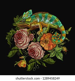 Chameleons de color bordado, rosas rojas y peonías. Arte de animales tropicales, plantilla de ropa, diseño de pantalones t