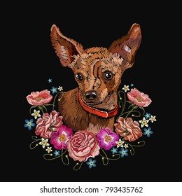 Stickereihund und Blumen. Chihuahua Hund, Vektorkunst. Klassische Stickerei, Hund und Bouquet aus Blumen, Rosen, Pfefferkuchen, Veilchen