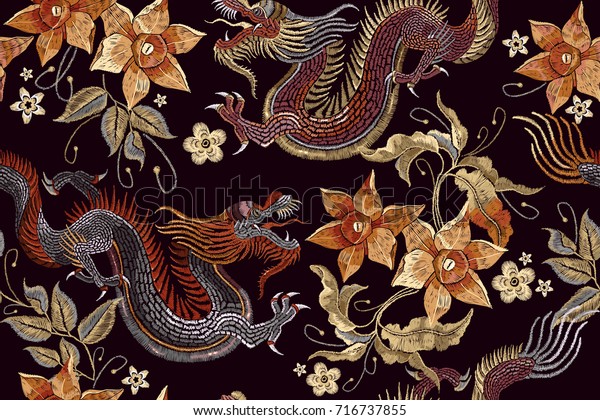 刺しゅうドラゴンと花のシームレスな模様 アジアの古典刺繍ドラゴンと美しいビンテージ花のシームレスな模様 のベクター画像素材 ロイヤリティフリー