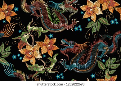 Los dragones bordados y los narcisos son un patrón sin fisuras. Borde clásico dragón asiático y hermosas flores