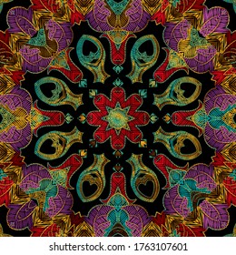 Vector floral de bordado sin fisuras. Ornamentos barrocos. Fondo gris colorido. Papel tapiz. Arras damascas flores, hojas, marcos.  Textura bordada. Diseño ornamental texturado.