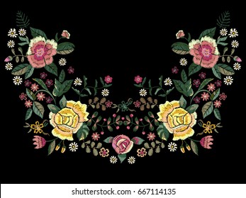 Trazado de línea de cuello folclórico bordado con rosas y chamóiles. Flores florales bordadas para el diseño de ropa