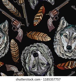Lobo, plumas y pistolas de bordado sin fisuras. Plantilla de naturaleza silvestre para prendas de vestir, textiles, diseño de pantalones T