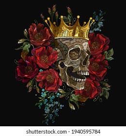 El cráneo humano bordado, la corona dorada y las flores rojas rojas. Arte gótico oscuro de halloween. Reyes medievales, cuento de hadas. Plantilla de ropa de moda y diseño de camisetas