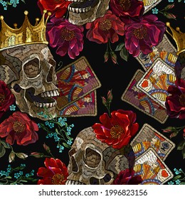 El cráneo bordado humano, la corona dorada, jugando a las cartas y las flores rojas. Patrón sin foco. Arte gótico oscuro de halloween. Reyes medievales, cuento de hadas. Plantilla de ropa de moda y diseño de camisetas