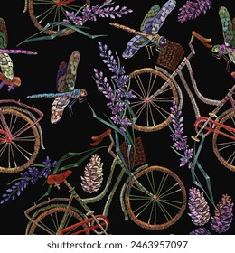 Flores de lavanda de bordado, libélulas y patrón de bicicleta sin fisuras. Arte floral de verano y primavera. Concepto de estilo de vida. Plantilla de moda para ropa, diseño de camiseta