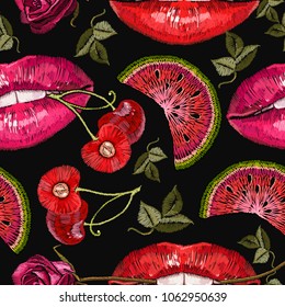 Los labios de bordado y el cerezo se combinan perfectamente. Besos dulces arte de la moda. Patrón de maquillaje de labios húmedos sexy. Plantilla de moda para ropa, textiles, diseño de pantalones en T