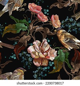 Stickerei. Rosen und Vögel im Herbst rosa. Fashion Vintage nahtloses Muster. Herbstgartenkunst. Vorlage für Design, Tapeten