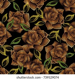 El bordado es un patrón sin fisuras. Fondo floral negro con tapicería dorada 3d rosas flores, hojas. Textura de las rosas de la superficie del vector para tela, papel pintado. Flores de rosas 3d bordadas