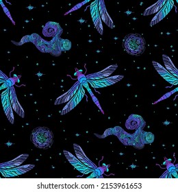 El bordado es un patrón sin fisuras con libélulas y cielo estrellado. Tendencia vectorial plantilla bordada con cometas de pájaros, galaxia y estrella sobre fondo negro para diseño de moda