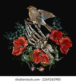 Stickerei. Skeletthühner, Vögel und rote Pfefferblumen. Gotisches Liebeskonzept. Romantischer floraler, dunkler, mittelschwerer Hintergrund. Muster für Kleidung, Textilien, T-Shirt-Design