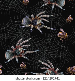 Araña bordada y telaraña sin fisuras. El clásico bordado gótico oscuro, el tarantula atrapa un abejorro, fondo de Halloween. Plantilla de ropa de arte de terror y diseño de camisetas