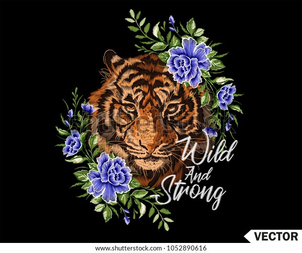 刺しゅう虎 ファッション服 織物 プリント Tシャツデザイン用の美しい虎と青の花のポートレート 野性的で強いスローガン のベクター画像素材 ロイヤリティフリー