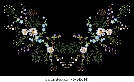Tendência bordado padrão floral pequenos ramos erva margarida com pequena flor violeta azul. Reflexão ornamentado moda folclórica design decote flor no fundo preto ilustração vetorial