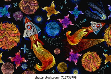 Universo bordado sem costura padrão. Design de camiseta de fundo infantil. Foguete, planeta, sistema solar, galáxia. Bordado espacial, foguetes planetas e espaciais