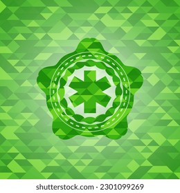 icono de la cruz de emergencia dentro del emblema verde. Fondo mosaico. 