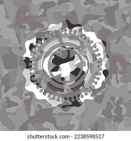 icono de cruz de emergencia dentro del emblema de camo gris. 