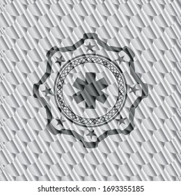 icono de cruz de emergencia dentro del emblema o placa de color plata. Patrón de escalas. Ilustración vectorial. Detallado.