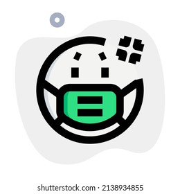 Emoticonos con expresión angélica usando máscara