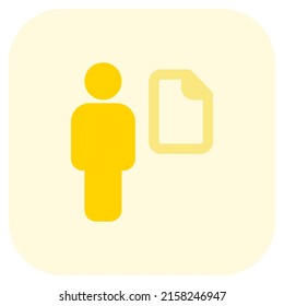 Mitarbeiter, die eine einzelne Datei auf einem Online-Server teilen