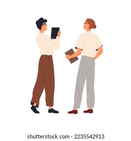 Empleados durante la comunicación laboral. Trabajadores de oficina, gerentes hablando. Feliz reunión de socios de negocios, de pie con documentos, hablando. Ilustración vectorial plana aislada en fondo blanco.