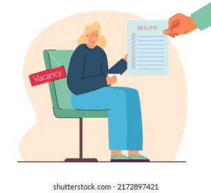 Empleador mirando el currículum con las casillas de verificación marcadas. Lugar de la entrevista de trabajo, mujer sentada en silla con señal de vacante e ilustración vectorial plana. Búsqueda de empleo, concepto de contratación para banner, diseño de sitio web