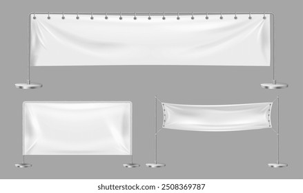 Anuncios textiles vacíos en blanco con postes de pie. Vector conjunto aislado de letreros realistas para publicidad. Lienzo blanco colgando sobre soporte cromado. Banderines Horizontales para la identidad de marca